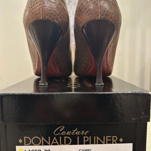 couture Donald J. Pliner by Donald J Pliner Alligator embossed Leather Pump - Picture 6 of 7